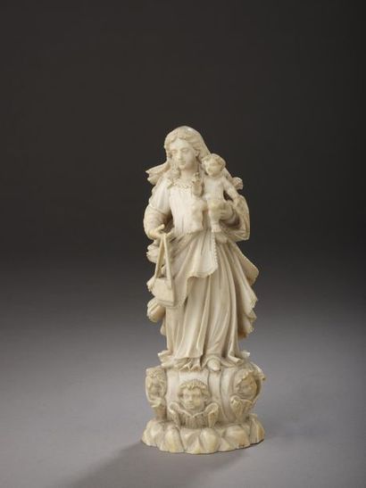 null Vierge à l'Enfant en ivoire (elephantidae spp) sculpté. La Sainte-Vierge debout...