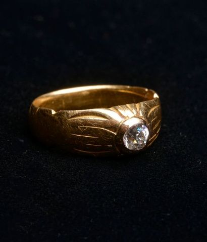 null *Bague chevalière en or jaune 18K sertie clos d'un petit diamant taille ancienne.

Doigt...