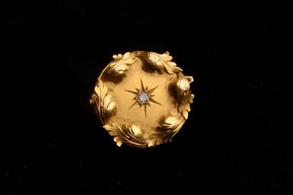 null *Broche circulaire en or jaune 18K, le centre serti d'un diamant taille ancienne...