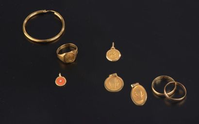 null Ensemble en or jaune 18K comprenant trois médailles de baptême, un pendentif...