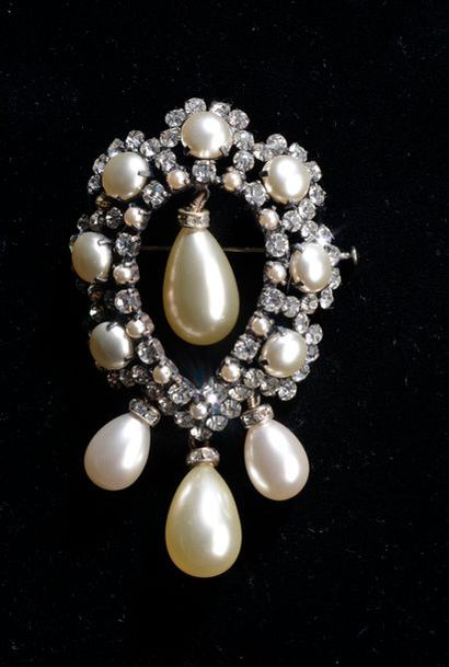 null *Broche ovale fantaisie, ornée des perles d'imitation entourées de strass et...