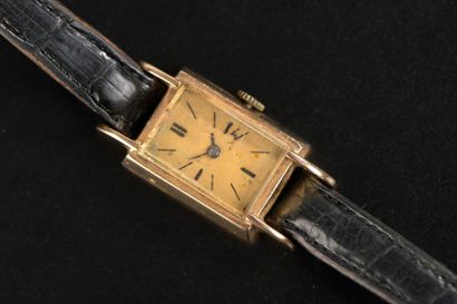 null Montre bracelet de dame, le boîtier rectangulaire en or jaune 18K à fond champagne...