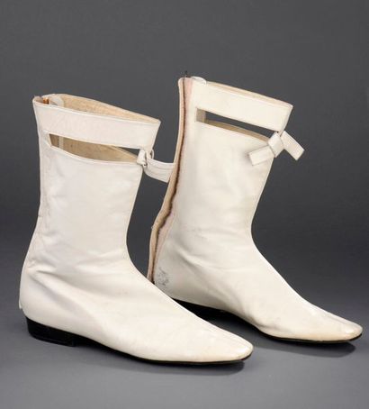 null COURRÈGES

Bottines en cuir d'agneau blanc, agrémentées de rubans, fermeture...