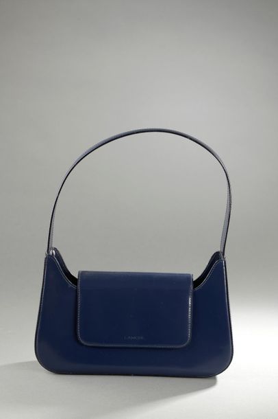 null LANCEL

Sac porté épaule en cuir glacé bleu marine, fermeture rabat à bouton...