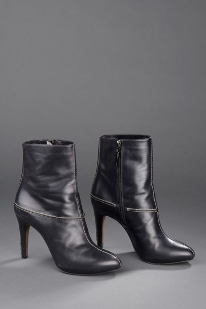 null MICHAEL KORS

Paire de bottines à talon en cuir noir, surpiqûres sellier blanches,...