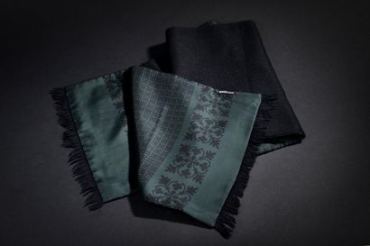 null HERMÈS

Echarpe noire en laine et cachemire, la doublure en soie verte à motifs...