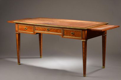 null Small lady's desk in rosewood veneer in rosewood frames, opening with three...
