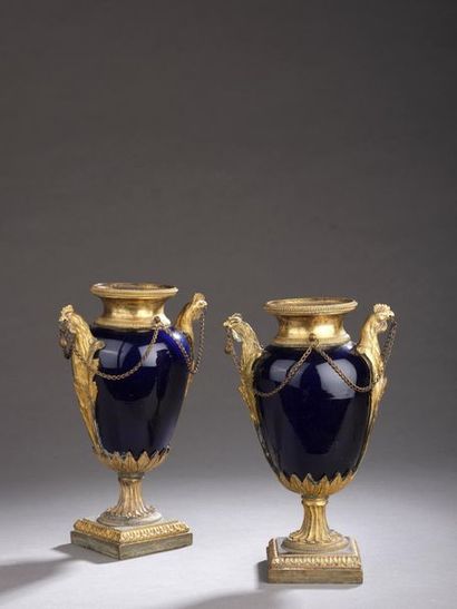  Paire de vase balustre en verre bleu-cobalt du Creusot, la monture en bronze ciselé...