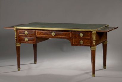 null House KRIEGER.
Mahogany and mahogany veneer desk with speckled mahogany veneer...