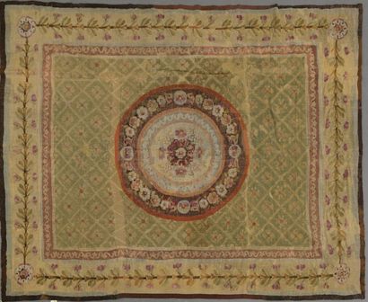 null Manufacture d'AUBUSSON.
Important woollen rug with a central flower medallion....