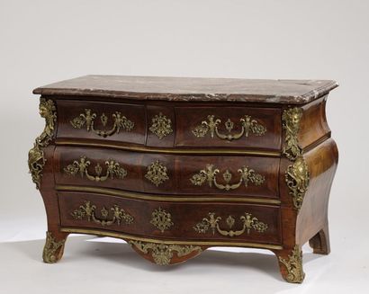 null Strongly curved grave chest of drawers in rosewood veneer, opening with four...