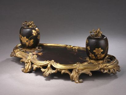 null Scroll inkwell in black and gold Japanese lacquer and chased, openwork and gilded...