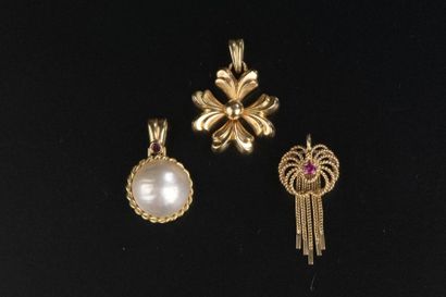 null Ensemble de trois pendentifs en or jaune 18k :
- Pendentif circulaire serti...