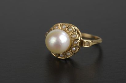 null Bague marguerite en or jaune 18k piquée d'une perle de culture dans un entourage...