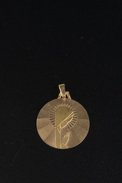 null Pendentif formé d'une médaille circulaire en or jaune et rose 18k au profil...