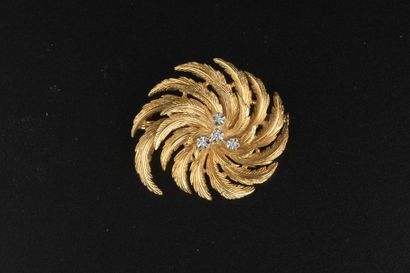 null Broche en or jaune et gris 18k formée d'un tourbillon de plumes sertie de quatre...