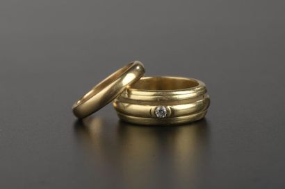 null Alliance en or jaune 18k à un anneau central mobile serti clos d'un petit diamant...