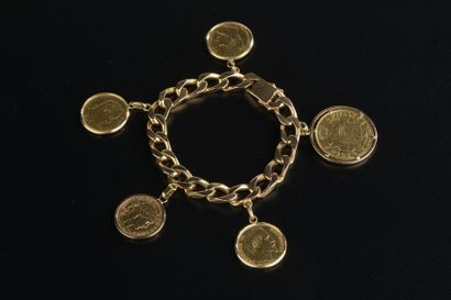 null Bracelet gourmette en or jaune 18k. Il retient en breloques cinq pièces en or...