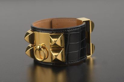 null HERMÈS.
Bracelet manchette modèle "Collier de Chien" en cuir d'alligator (Alligator...