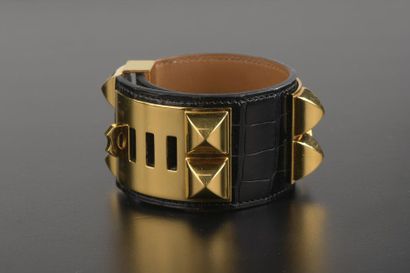 null HERMÈS.
Bracelet manchette modèle "Collier de Chien" en cuir d'alligator (Alligator...