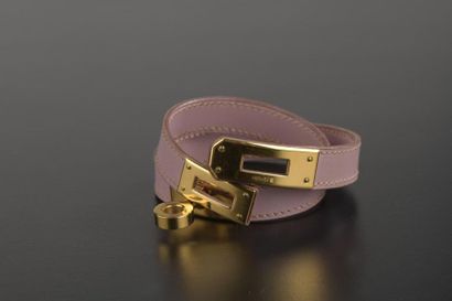 null HERMÈS.
Bracelet modèle «Kelly double tour» en box lila, le fermoir en métal...