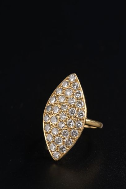 null Bague marquise en or jaune 18k, le chaton pavé de trente-et-un diamants taille...