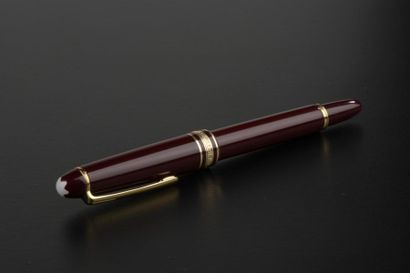 null MONTBLANC.
Mini stylo plume modèle "Meisterstück" en bakélite lie-de-vin, la...