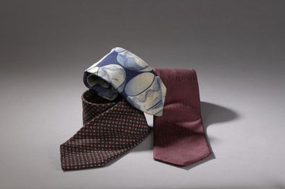 null LOUIS VUITTON.
Ensemble de deux cravates en soie, l'une à décor de motifs fleuris...