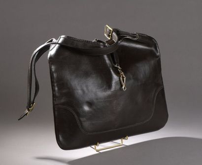 null HERMÈS.
Sac porté épaule en box brun modèle "Trim", fermeture à mousqueton sur...