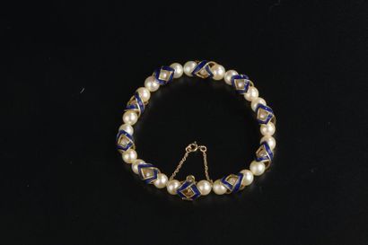 null Bracelet de vingt-neuf perles de culture rythmé de dix maillons en or jaune...
