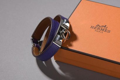 null HERMÈS.
Bracelet double tour modèle "Collier de chien" en cuir violet, l'agrafe...