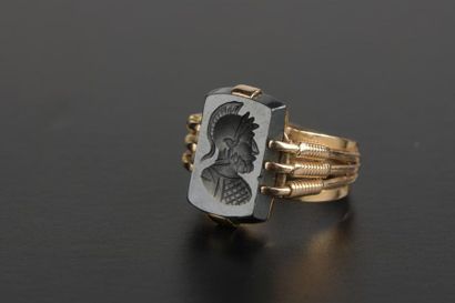 null Bague en or jaune 18k griffée d'une intaille en hématite figurant un soldat...