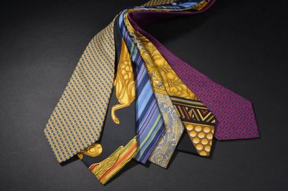 null HERMÈS.
Ensemble de six cravates en soie imprimée (petites taches sur deux)...