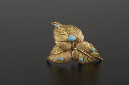 null Broche en or jaune 18k à décor de trois feuilles piquées de cinq cabochons de...