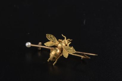 null Broche en or jaune 18k centrée d'une abeille sur une aiguille piquée d'une perle...