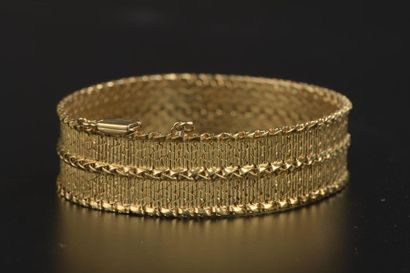 null Bracelet ruban en or jaune 18k à double rangées de maille guillochée.
Long....