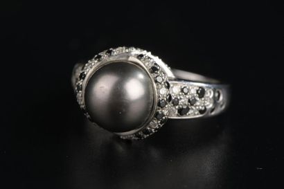 null MAUBOUSSIN. 
Bague en or gris 18k, modèle "Perle Caviar Mon Amour" piquée d'une...