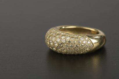 null Bague en or jaune 18k ornée d'un pavage de diamants jaunes taille brillant.
Doigt...