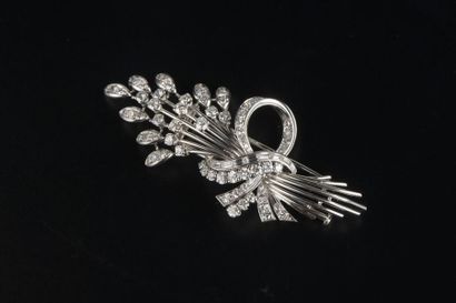 null Broche en or gris 18k figurant une gerbe de fleurs enrubannée sertie de diamants...