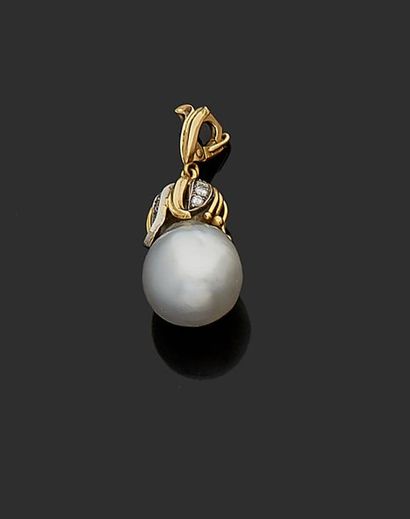 null Pendentif piqué d'une perle baroque, la monture en or jaune et gris 18k sertie...