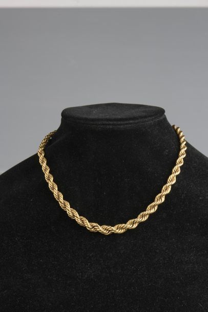 null Collier torsadé en or jaune 18K.
Long. : 42 cm - Poids :20,2 g.