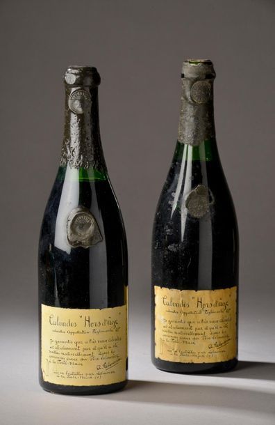 null 2 bouteilles CALVADOS "Hors d'âge", Lelouvier (LB, 1 capsule cire abîmée) 