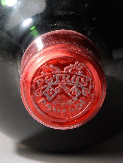 null 1 bouteille PETRUS, Pomerol 1976 (minuscule accroc à l'étiquette, très bel état)...