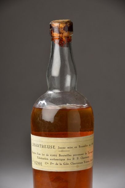 null 1 demi-litre CHARTREUSE "Tarragone" jaune 1945 (niveau bas, rare marquage "produce...