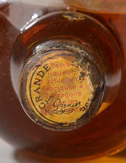 null 1 demi-litre CHARTREUSE "Tarragone" jaune 1945 (niveau bas, rare marquage "produce...