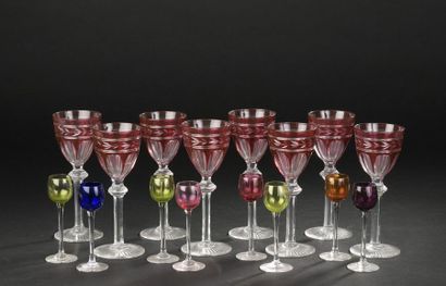 null Suite de huit verres à pied en cristal taillé translucide et rouge à décor d’une...