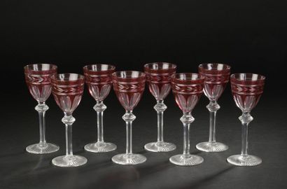 null Suite de huit verres à pied en cristal taillé translucide et rouge à décor d’une...