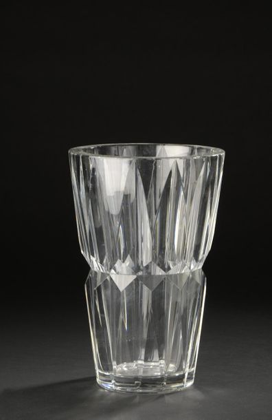null SAINT-LOUIS.
Vase en cristal taillé à décor facetté de motifs lancéolés et de...