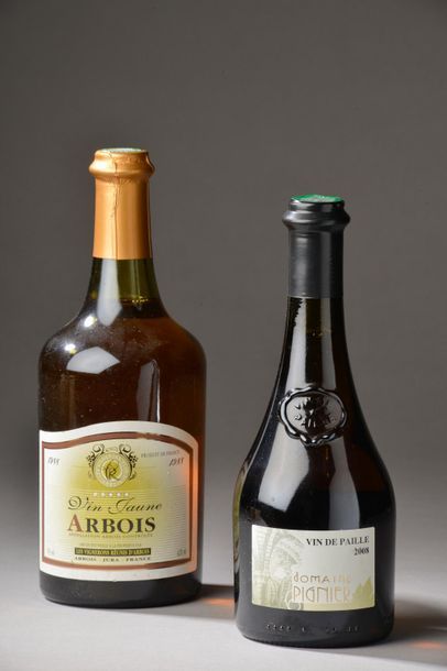 null Ensemble de 2 bouteilles :
- 1 bouteille VIN JAUNE ARBOIS, Les Vignerons réunis...