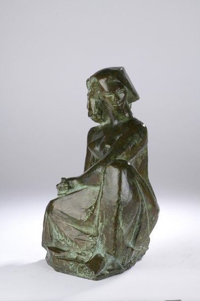 null Louis CHAVIGNIER (1922-1972).
Femme à la coiffe assise.
Bronze à patine verte...